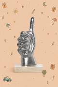 Escultura Decorativa "Thumbs Up" – Mão em Alumínio e base em Madeira